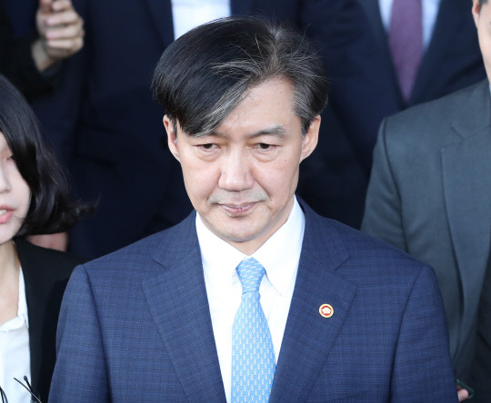 법무부 나가는 조국      (과천=연합뉴스) 류영석 기자 = 전격적으로 사의를 밝힌 조국 법무부 장관이 14일 오후 정부과천청사 법무부를 나서고 있다. 2019.10.14      ondol@yna.co.kr  (끝)